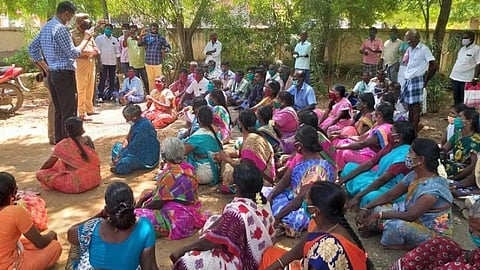 ஊர் புறம்போக்கு நிலத்தை மீட்டுத்தர வலியுறுத்தி கோவில்பட்டி கோட்டாட்சியர் அலுவலகத்தில் கிராம மக்கள் போராட்டம்