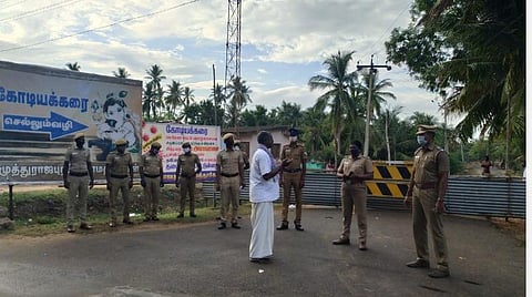 மணமேல்குடி அருகே கோடியக்கரை செல்லும் வழியை அடைத்ததோடு, பாதுகாப்புப் பணியில் ஈடுபட்ட போலீஸார்.