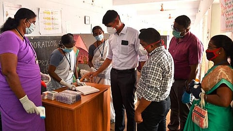 தூத்துக்குடி அண்ணாநகர் 10-வது தெருவில் நடைபெற்ற கரோனா பரிசோதனை சிறப்பு முகாமை மாவட்ட ஆட்சியர் சந்தீப் நந்தூரி பார்வையிட்டு ஆய்வு செய்தார். உடன் மாநகராட்சி ஆணையர் வீ.ப.ஜெயசீலன் மற்றும் நகர்நல அலுவலர் அருண்குமார். படம்: என்.ராஜேஷ்