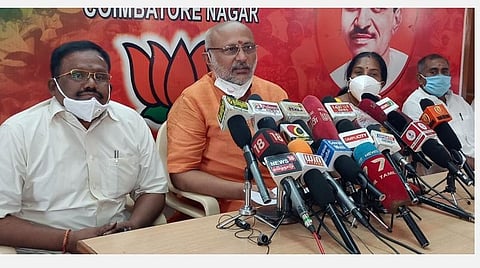 கோவையில் செய்தியாளர்களுக்குப் பேட்டியளித்த பாஜக மாநில முன்னாள் தலைவர் சி.பி.ராதாகிருஷ்ணன். அருகில், மாநிலத் துணைத் தலைவர் வானதி சீனிவாசன், பொதுச் செயலர் ஜி.கே.செல்வகுமார் உள்ளிட்டோர்.