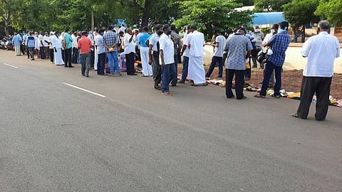 காரைக்குடி என்.சி.சி. கேன்டீனில் பொருட்கள் வாங்குவதற்காக குவிந்த முன்னாள் ராணுவவீரர்கள்.