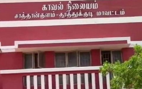 சாத்தான்குளம் காவல் நிலையத்துக்கு வெளியே 1 மணி நேரத்துக்கு மேலாக காத்திருக்கும் 3 காவலர்கள்: சிபிஐ அதிகாரிகள் மட்டும் உள்ளே சென்று விசாரணை