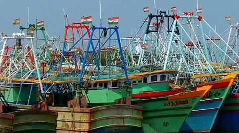 காரைக்கால் மீன்பிடி துறைமுகத்தில் நிறுத்தி வைக்கப்பட்டுள்ள விசைப்படகுகள்