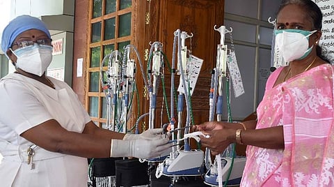 ஆக்சிஜன் கருவிகளின் செயல்பாடுகள் குறித்து விளக்கும் மருத்துவமனை டீன் கே.வனிதா.