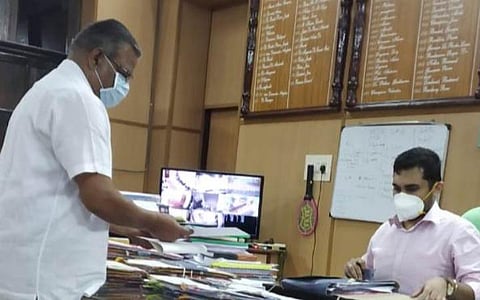 காரைக்கால் மாவட்ட ஆட்சியர் அர்ஜூன் சர்மாவிடம் மனு அளித்த காரைக்கால் சேம்பர் ஆஃப் காமர்ஸ் தலைவர் ஏ.முத்தையா