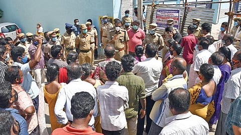 தூத்துக்குடி தாமோதர நகரில் சாலை அடைக்கப்பட்டதை கண்டித்து போராட்டத்தில் ஈடுபட்ட மக்களுடன் எஸ்பி ஜெயக்குமார் பேச்சுவார்த்தை நடத்தினார். படம்: என்.ராஜேஷ்﻿