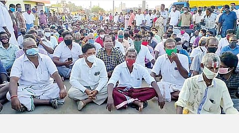 காஞ்சிபுரம் வையாவூர் சாலையில் கூடுதல் கடைகளை உருவாக்கக் கோரி சாலை மறியலில் ஈடுபட்ட வியாபாரிகள்.﻿