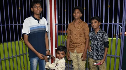 காரைக்காலில் முகக்கவசம், சானிட்டைசர், ஆர்சனிக் ஆல்பம் மருந்து வழங்கி பிறந்தநாள் கொண்டாடிய சிறுவன் நந்த கிஷோர்