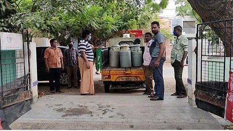 தினமும் 2,000 லிட்டர் கபசுரக் குடிநீர் தயாரித்து வீடு வீடாக விநியோகம்: அசத்தும் மதுரை தம்பதி