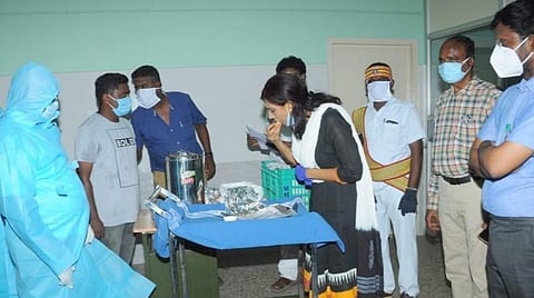 கரோனா வார்டில் சிகிச்சைப் பெறுவோருக்கு வழங்கப்படும் உணவைச் சாப்பிட்டுப் பார்க்கிறார் ஆட்சியர் பி.உமா மகேஸ்வரி.