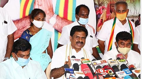 செய்தியாளர்களுக்குப் பேட்டியளித்த கொமதேக பொதுச் செயலர் ஈ.ஆர்.ஈஸ்வரன். அருகில், மாநில இளைஞரணிச் செயலர் சூரியமூர்த்தி உள்ளிட்டோர்.