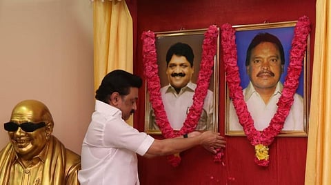 மறைந்த எம்எல்ஏக்களின் திருவுருவப் படங்களுக்கு அஞ்சலி செலுத்தும் ஸ்டாலின்