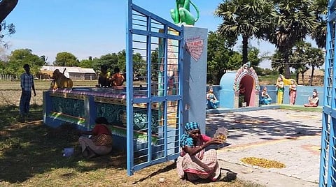 அரியலூர் மாவட்டம் முடிகொண்டான் கிராமத்தில் உள்ள கோயில் வளாகத்தில் சேகரித்த வேப்பங்கொட்டையை தூய்மை செய்யும் பணியில் ஈடுபட்டுள்ள மூதாட்டி.