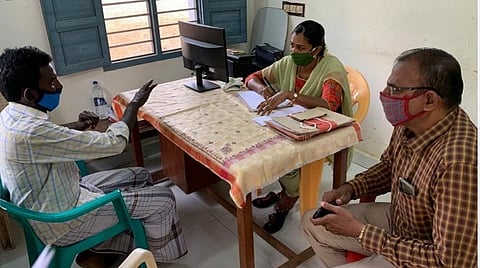 சாத்தான்குளம் போலீஸார் தாக்கியதில் இறந்ததாகக் கூறப்படும் மகேந்திரனின் உறவினர்களிடம் சிபிசிஐடி போலீஸார் விசாரணை