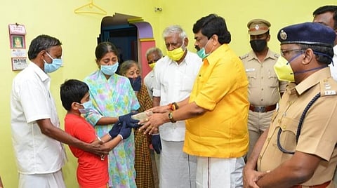 கரோனாவால் உயிரிழந்த அருப்புக்கோட்டை ஏட்டு குடும்பத்திற்கு அமைச்சர் ராஜேந்திர பாலாஜி ரூ.3 லட்சம் நிதியுதவி
