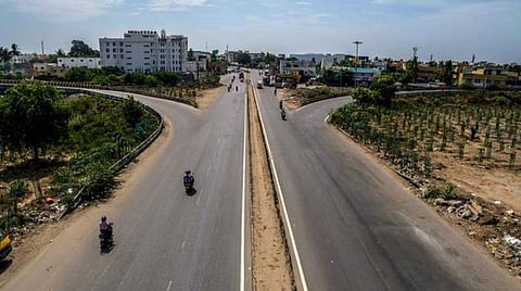 தமிழகத்தில் கரோனா வைரஸ் பரவலை கட்டுப்படுத்த இன்று தளர்வில்லா முழு ஊரடங்கு அமல்: அவசியமின்றி சாலைகளில் சுற்றித் திரிந்தால் கடும் நடவடிக்கை