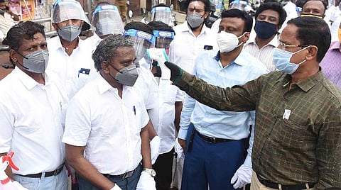 கரோனா பரிசோதனையைத் தொடங்கிவைத்த மாநகராட்சி உதவி ஆணையர் மகேஷ். அருகில், தங்க நகை தயாரிப்பாளர்கள் சங்கத் தலைவர் பி.முத்துவெங்கட்ராம் உள்ளிட்டோர். | படம்: ஜெ.மனோகரன்