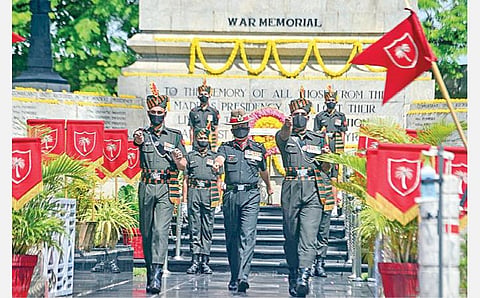 கார்கில் போர் வெற்றி தினத்தையொட்டி சென்னை தீவுத்திடல் அருகே உள்ள போர் நினைவுச் சின்னத்தில் மலர் வளையம் வைத்து ராணுவ மேஜர் ஜெனரல் பிரகாஷ் சந்திரா அஞ்சலி செலுத்தினார். படம்: பு.க.பிரவீன்