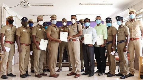 தூத்துக்குடியில் சிறப்பாகப் பணியாற்றிய 14 காவலர்களுக்கு எஸ்.பி பாராட்டு