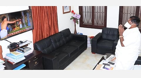 திருநள்ளாறு தர்பாரண்யேஸ்வரர் கோயிலில் இன்று நடைபெற்ற ஹோமத்தில் தமது வீட்டிலிருந்து பங்கேற்று தரிசனம் செய்த புதுச்சேரி முதல்வர் வி.நாராயணசாமி.