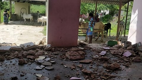 மதுரை அருகே இடிந்து விழுந்த கால்நடை மருந்துவமனை மேற்கூரை