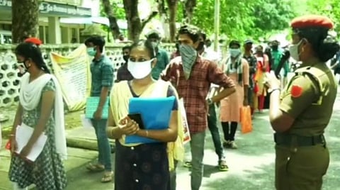 சான்றிதழ்கள் பெறுவதற்காக காரைக்கால் வட்டாட்சியர் அலுவலகத்தில் இன்று நீண்ட வரிசையில் காத்திருந்த மாணவர்கள்