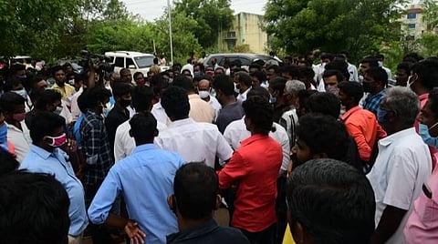 நெல்லை அரசு மருத்துவமனையில் 4 சடலங்களை வாங்க மறுத்து உறவினர்கள் திரண்டதால் பரபரப்பு