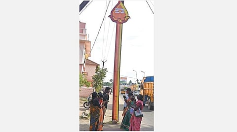 கோவை நஞ்சுண்டாபுரத்தில் ﻿﻿50 அடி உயர ‘வேல்’ கட்அவுட்: ﻿﻿பொதுமக்கள் வழிபாடு; போலீஸார் விசாரணை