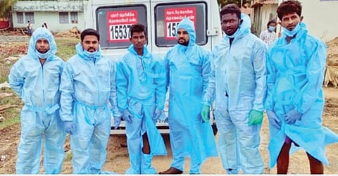 கீழக்கரையில் கரோனாவால் உயிரிழந்தவர்களின் உடல்களை அடக்கம் செய்யும் பணியில் ஈடுபட்டுள்ள இஸ்லாமிய இளைஞர்கள்﻿
