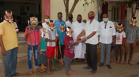 உலக புலிகள் தினத்தை முன்னிட்டு கோவில்பட்டி பாரதியார் நினைவு அறக்கட்டளை சார்பில் புலிகள் முகமுடி அணிந்து கரோனா தடுப்பு முகக்கவசங்கள் பொதுமக்களுக்கு வழங்கப்பட்டது.