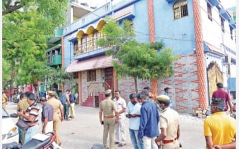 திமுக பிரமுகர் வீட்டில் பெட்ரோல் குண்டு வீசிய சம்பவம்: அதிமுக முன்னாள் மண்டலத் தலைவர் ஆதரவாளர்களிடம் தீவிர விசாரணை 