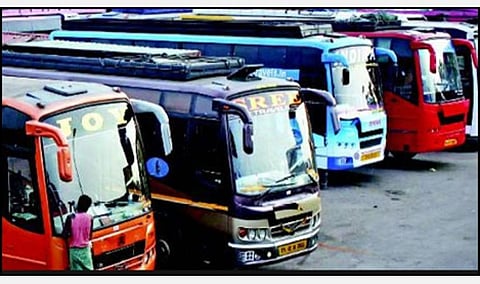 இயக்கப்படாத பேருந்துகளுக்கு சாலை வரி கட்டச் சொல்கிறார்கள்: 2 லட்சம்  குடும்பங்கள் பாதிக்கப்பட்டுள்ளன: ஆம்னி பேருந்து சங்க நிர்வாகி வேதனை