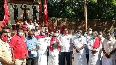 தியாகிகள் தினத்தையொட்டி அஞ்சலி செலுத்திய தொழிற்சங்கத்தினர்.