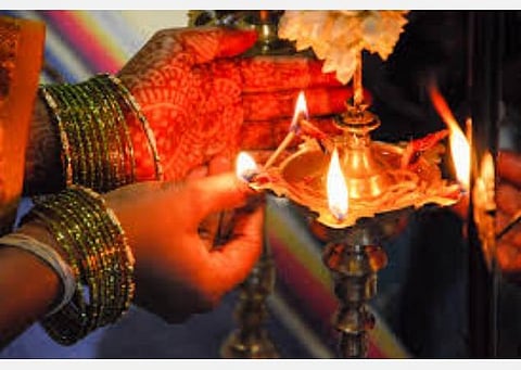ஆடி வெள்ளியில் குத்துவிளக்கில் மகாலக்ஷ்மி 