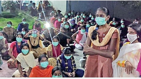 காஞ்சிபுரத்தில் உள்ள கல்லூரி விடுதியொன்றில் தங்கியுள்ள தனியார் நிறுவன பெண் தொழிலாளர்கள் தங்களை சொந்த ஊருக்கு அனுப்பி வைக்க வலியுறுத்தி நேற்று முன்தினம் இரவு போராட்டத்தில் ஈடுபட்டனர்.