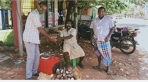 வில்லிசைக் கலைஞரை வீதிக்கு வரவைத்த கரோனா: மரவள்ளிக் கிழங்கு விற்கும் தங்கமணி