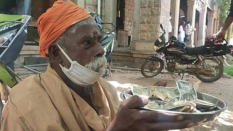கரோனா நிவாரண நிதியை வாரி வழங்கும் யாசகர்: 7-வது முறையாக ரூ.10 ஆயிரம் வழங்கினார்
