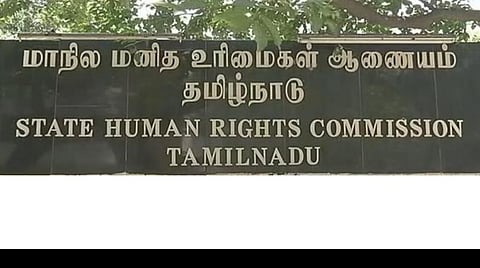 கரோனா தடுப்பு களப்பணியாளர்களுக்கு குப்பை வண்டியில் உணவு சப்ளை: சென்னை மாநகராட்சி ஆணையருக்கு மனித உரிமை ஆணையம் நோட்டீஸ்