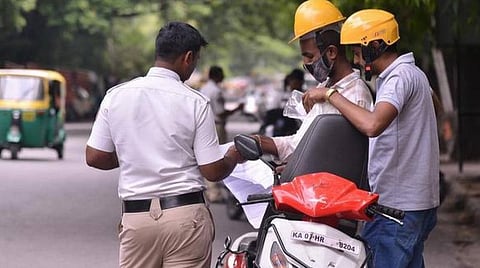 கரோனா அச்சம் காரணமாக போக்குவரத்துக் காவலர்கள் காவல் நிலையம் வரத் தடை