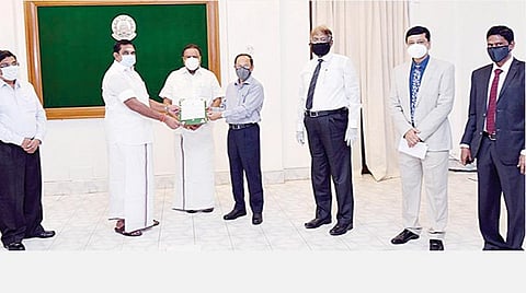 நாகூர் கந்தூரி விழாவுக்கு தமிழக அரசு சார்பில் இலவசமாக 20 கிலோ சந்தனக் கட்டைகளை வழங்குவதற்கான அரசாணையை நாகூர் தர்கா நிர்வாகக் குழு நிர்வாகி கே.அலாவுதீனிடம் முதல்வர் பழனிசாமி நேற்று வழங்கினார்.