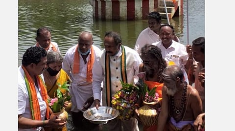 புனித நீரும் காவிரி மண்ணும் மயிலாடுதுறை துலாக்கட்டத்தில் இருந்து இன்று அயோத்திக்குப் புறப்பட்டது!
