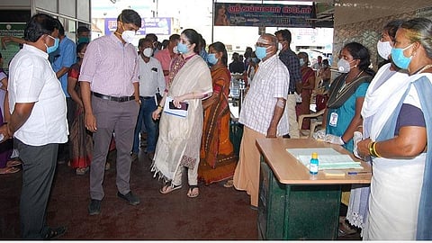 கோவில்பட்டியில் நகராட்சி சார்பில் நடந்த கரோனா பரிசோதனை முகாமை மாவட்ட ஆட்சியர் சந்தீப் நந்தூரி தொடங்கி வைத்தார்.