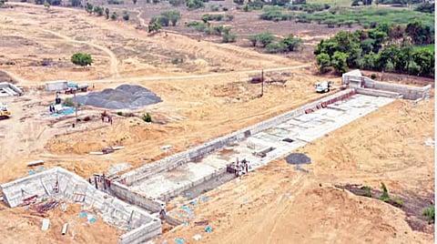 கூவம் ஆற்றில் புதுமாவிலங்கை - பிஞ்சிவாக்கம் இடையே ரூ.7.50 கோடி செலவில் கட்டப்பட்டு வரும் தடுப்பணை.