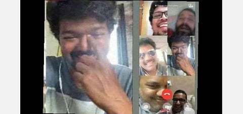 நண்பர்களுடன் வீடியோ காலில் விஜய்: வைரலாகும் புகைப்படம்