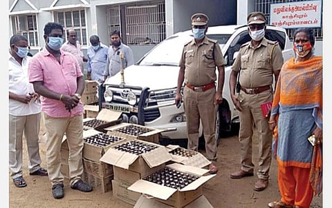 காஞ்சிபுரத்தில் மதுவிலக்கு போலீஸாரால் பறிமுதல் செய்யப்பட்ட மதுபாட்டில்கள்.