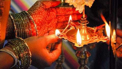 திருமணத் தடை நீக்கும் திருவிளக்கு பூஜை;  வீட்டிலேயே செய்யுங்கள்.. விடியல் நிச்சயம்! 