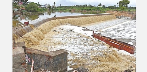 கோவை ஆத்துப்பாலம் அருகே சுண்ணாம்புக் காளவாய் அணைக்கட்டைத் தாண்டிப் பாயும் வெள்ளம் | படங்கள்: ஜெ.மனோகரன்﻿