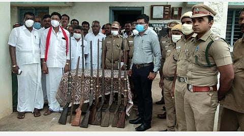 அஞ்செட்டி மற்றும் உரிகம் வனச்சரகப் பகுதியில் ஒப்படைக்கப்பட்ட 10 நாட்டுத் துப்பாக்கிகளுடன் ஓசூர் வனக்கோட்ட வன உயிரினக் காப்பாளர் பிரபு மற்றும் பலர்.