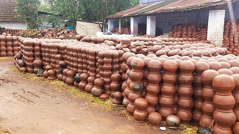 தென்காசியில் விற்பனை இல்லாததால் மண்பாண்டங்கள் தேக்கம்: ஏற்றுமதிக்கு வழிவகுக்க தொழிலாளர்கள் கோரிக்கை 