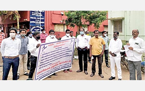 பொன்னேரி கூடுதல் மாவட்ட அமர்வு நீதிமன்றம் முன்பு நேற்று அகில இந்திய வழக்கறிஞர்கள் சங்கம் சார்பில் ஆர்ப்பாட்டம் நடைபெற்றது.